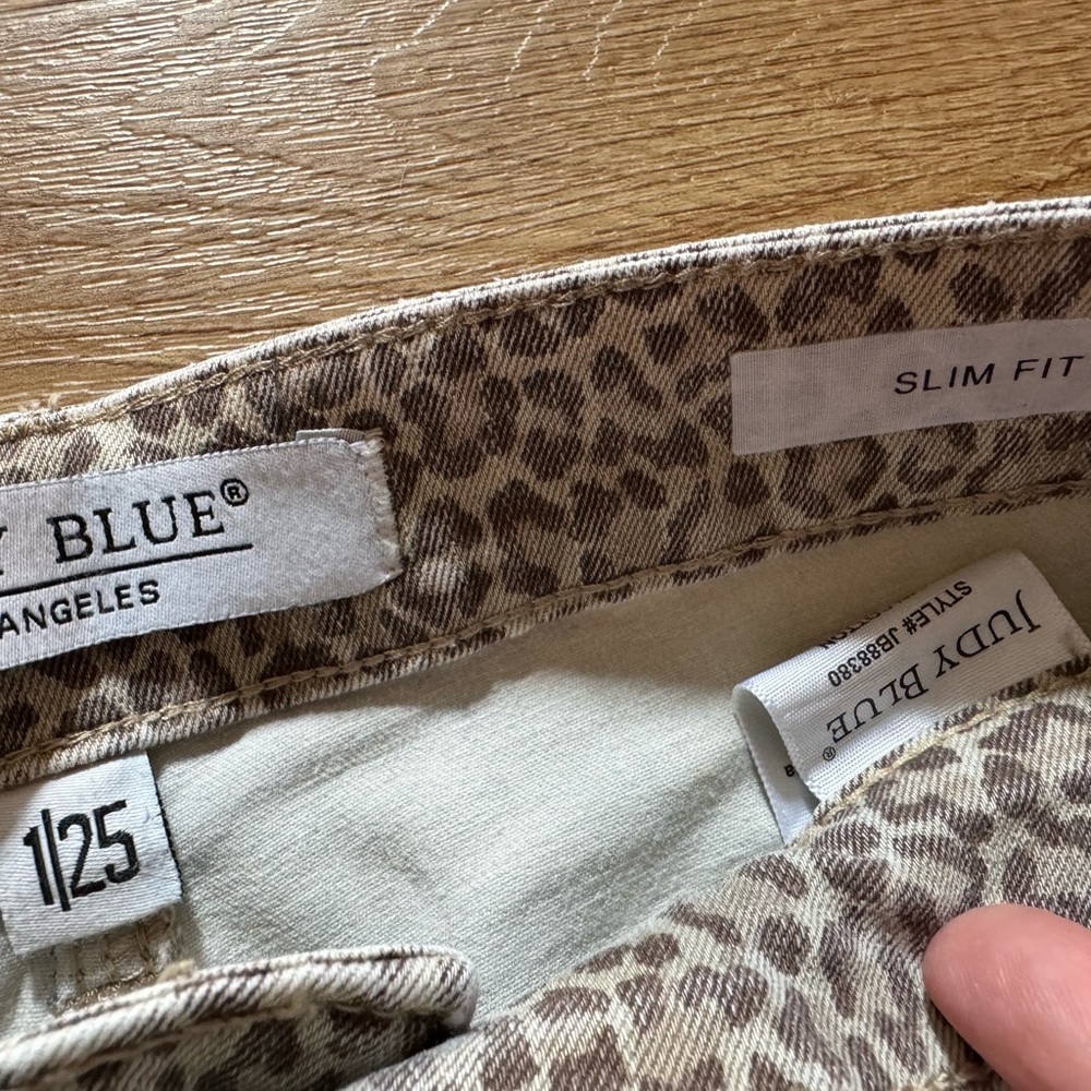 Judy Blue Size 1 jeans with leopard/camouflage print detailing, slim fit - Picture 3 of 4